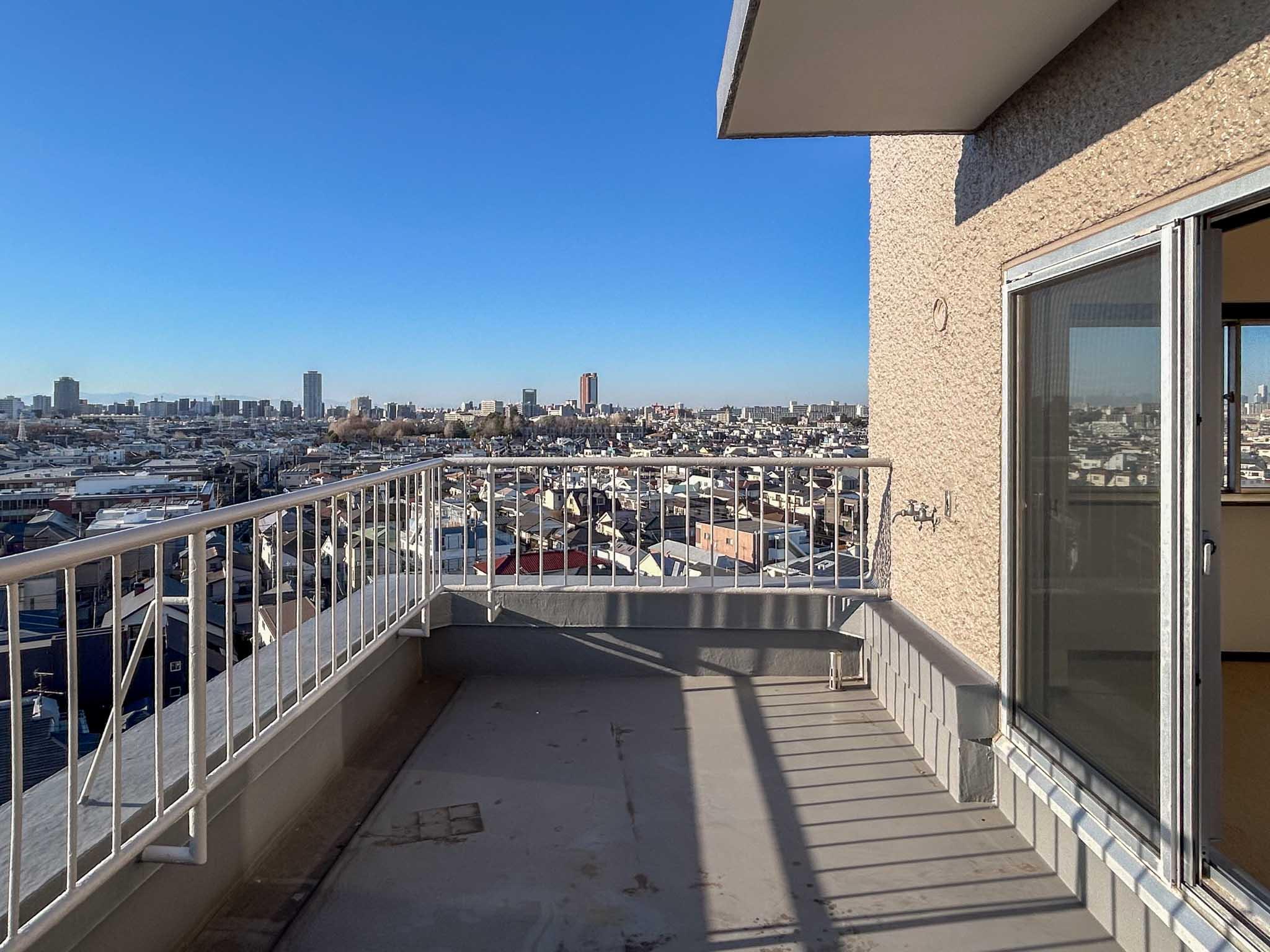 目黒区五本木の賃貸物件/西端のルーフバルコニー。はるか先まで見渡せます