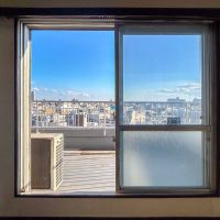 目黒区五本木の賃貸物件/リビングの窓。室内からも気持ちいい景色が望める