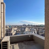 目黒区五本木の賃貸物件/洋室の南側にあるルーフバルコニー。洗濯機置き場はここにあります