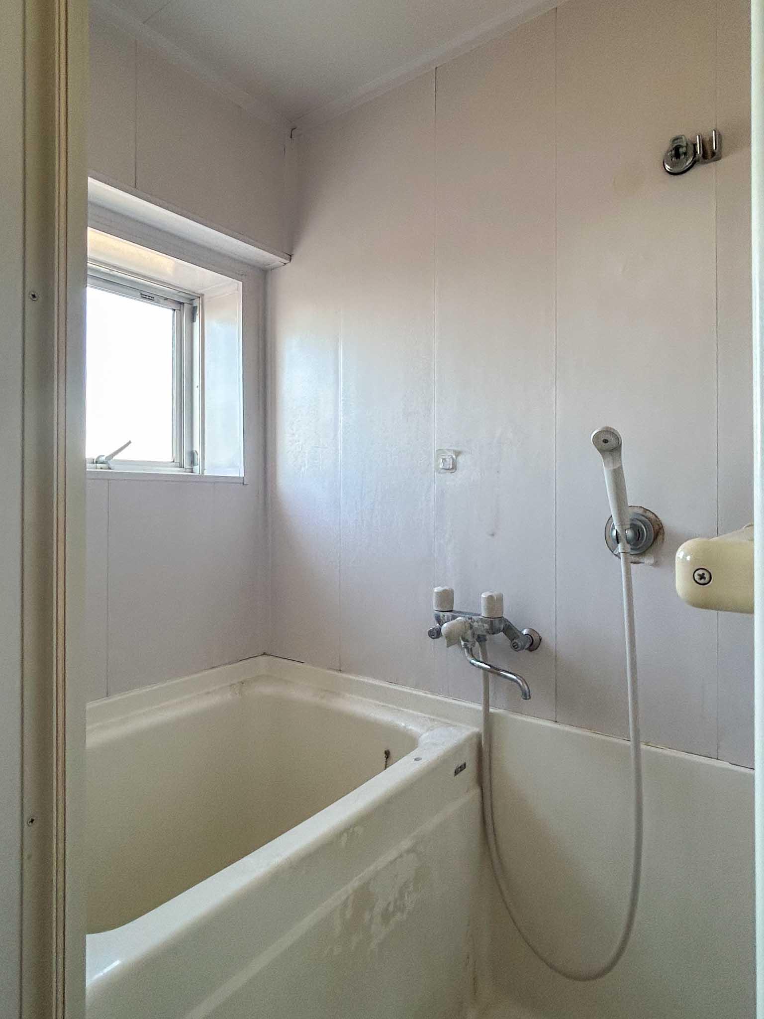 目黒区五本木の賃貸物件/浴室。浴槽はなかなかコンパクト