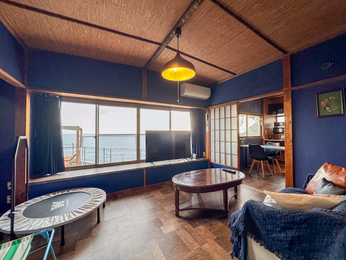 静岡県賀茂郡東伊豆町片瀬の売買物件/玄関を入ってすぐ左手のリビング。窓の外には海