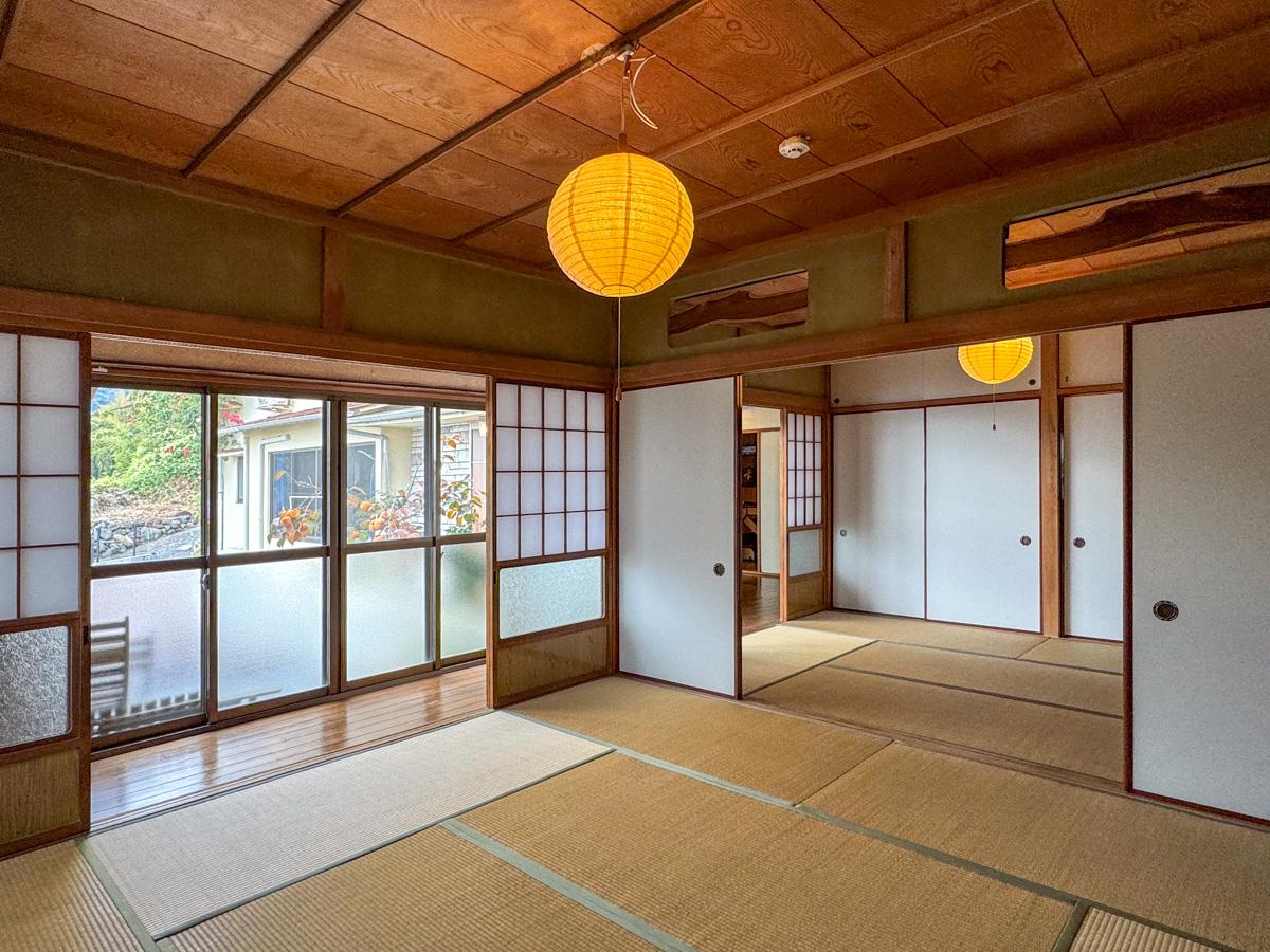 静岡県賀茂郡東伊豆町片瀬の売買物件/1階の和室は大人数で雑魚寝できるサイズ。子供も遠慮なく走り回れます