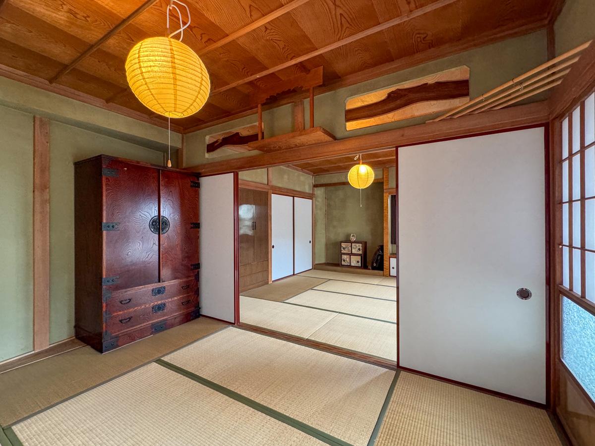 静岡県賀茂郡東伊豆町片瀬の売買物件/襖をとってしまえば16畳ほどの大きな和室に