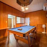 静岡県賀茂郡東伊豆町片瀬の売買物件/ビリヤード台があるプレイルーム。リモートワークができるデスクも一画に設けられている