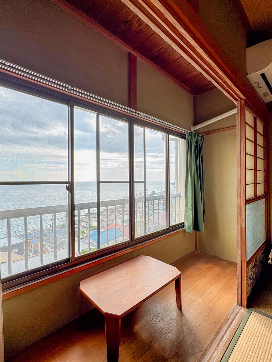 静岡県賀茂郡東伊豆町片瀬の売買物件/2階の和室。窓際は海が綺麗に眺められる特等席