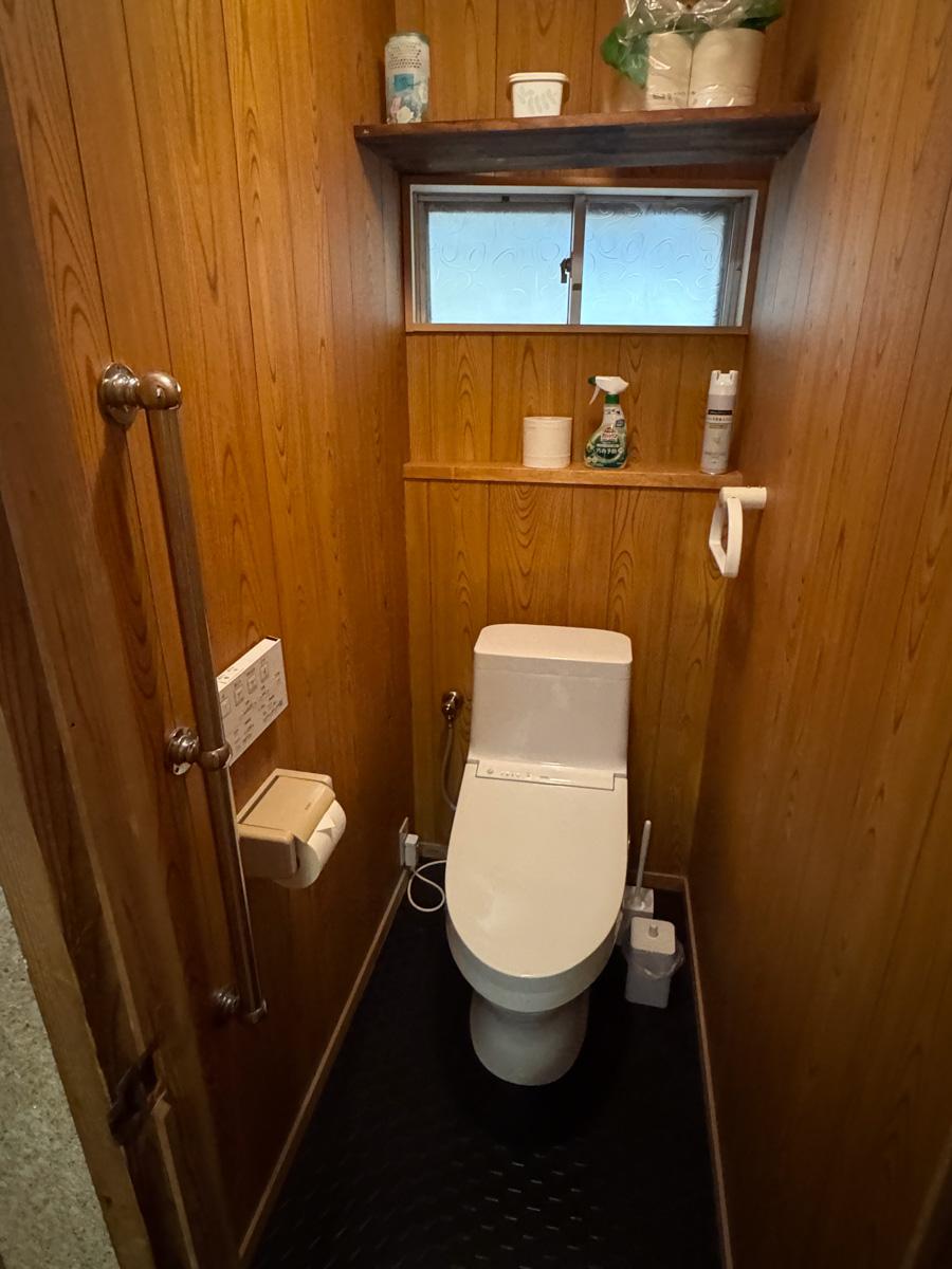 静岡県賀茂郡東伊豆町片瀬の売買物件/1階のトイレ（2階にもトイレがあります）