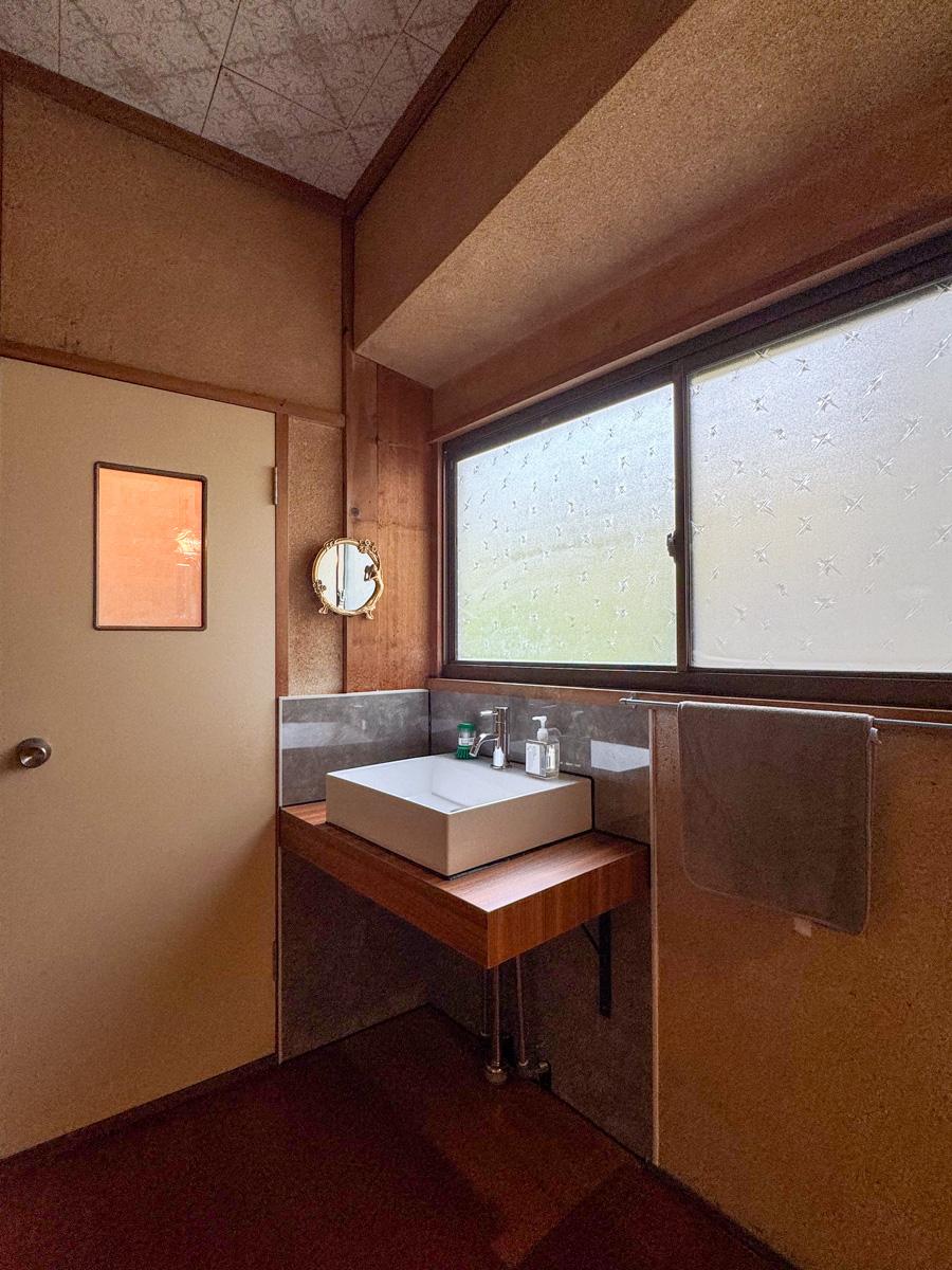 静岡県賀茂郡東伊豆町片瀬の売買物件/2階の階段を上がってすぐの手洗い場