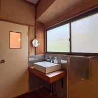 静岡県賀茂郡東伊豆町片瀬の売買物件/2階の階段を上がってすぐの手洗い場