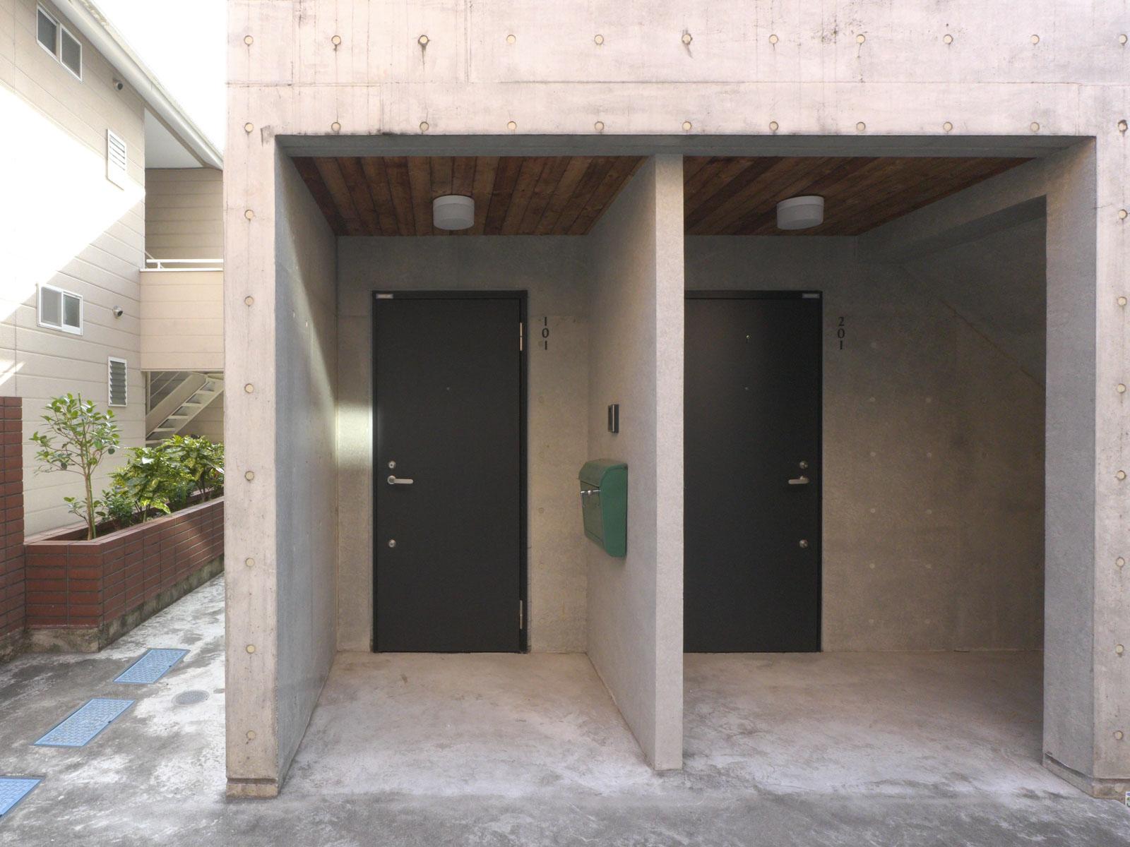 大田区北千束の賃貸物件/玄関入口は1階（写真左手）。グリーンの郵便受けがワンポイント