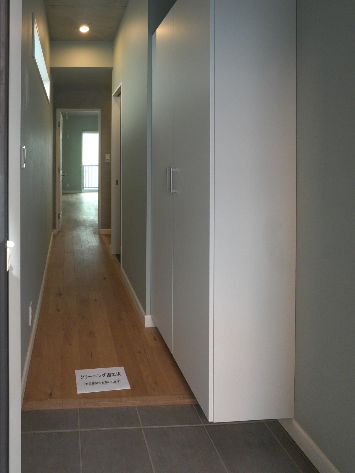 大田区北千束の賃貸物件/玄関。背の高いシュークローゼット付き