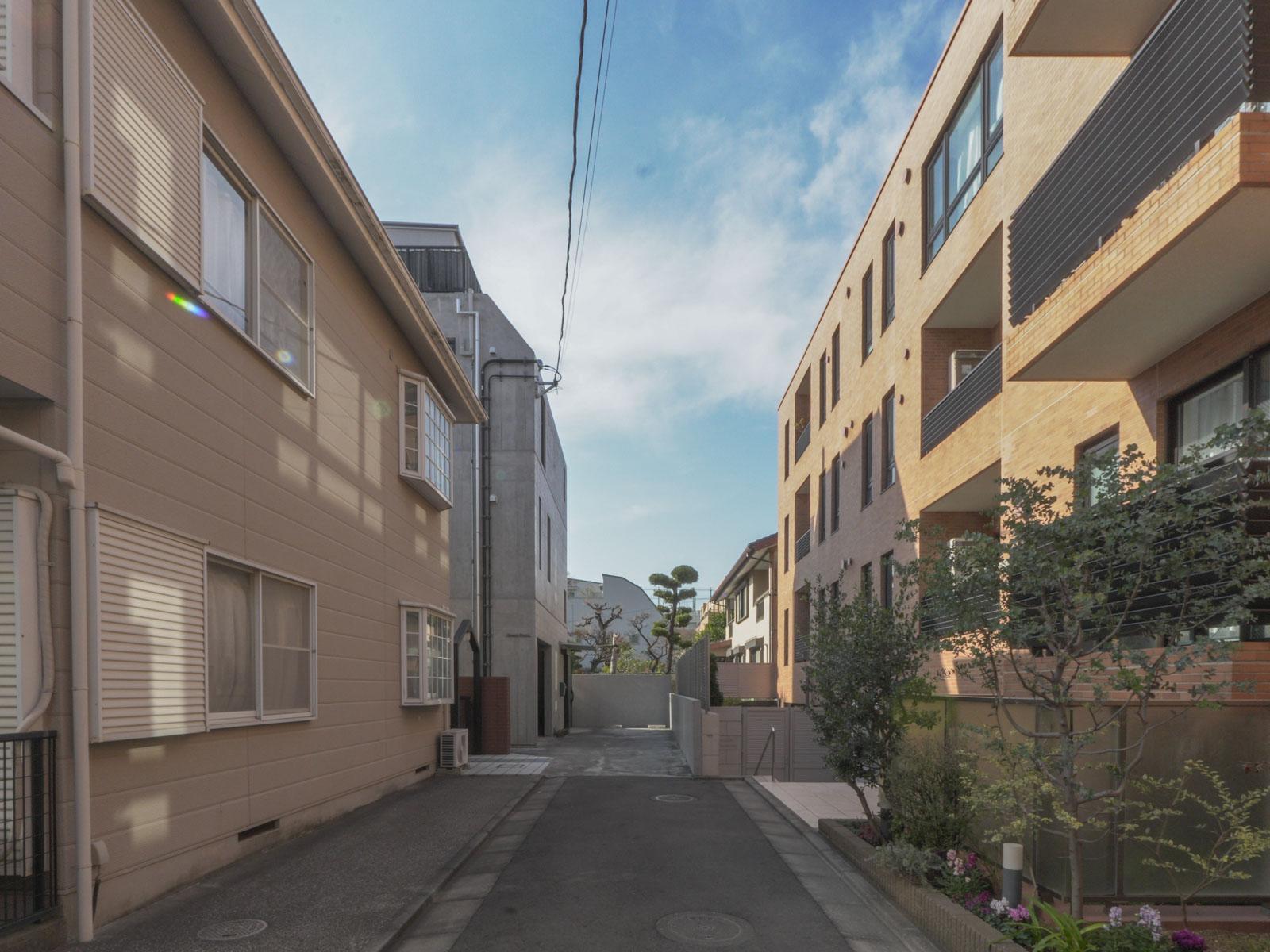 大田区北千束の賃貸物件/建物は通りを一本入った先にあります（写真の左手奥）