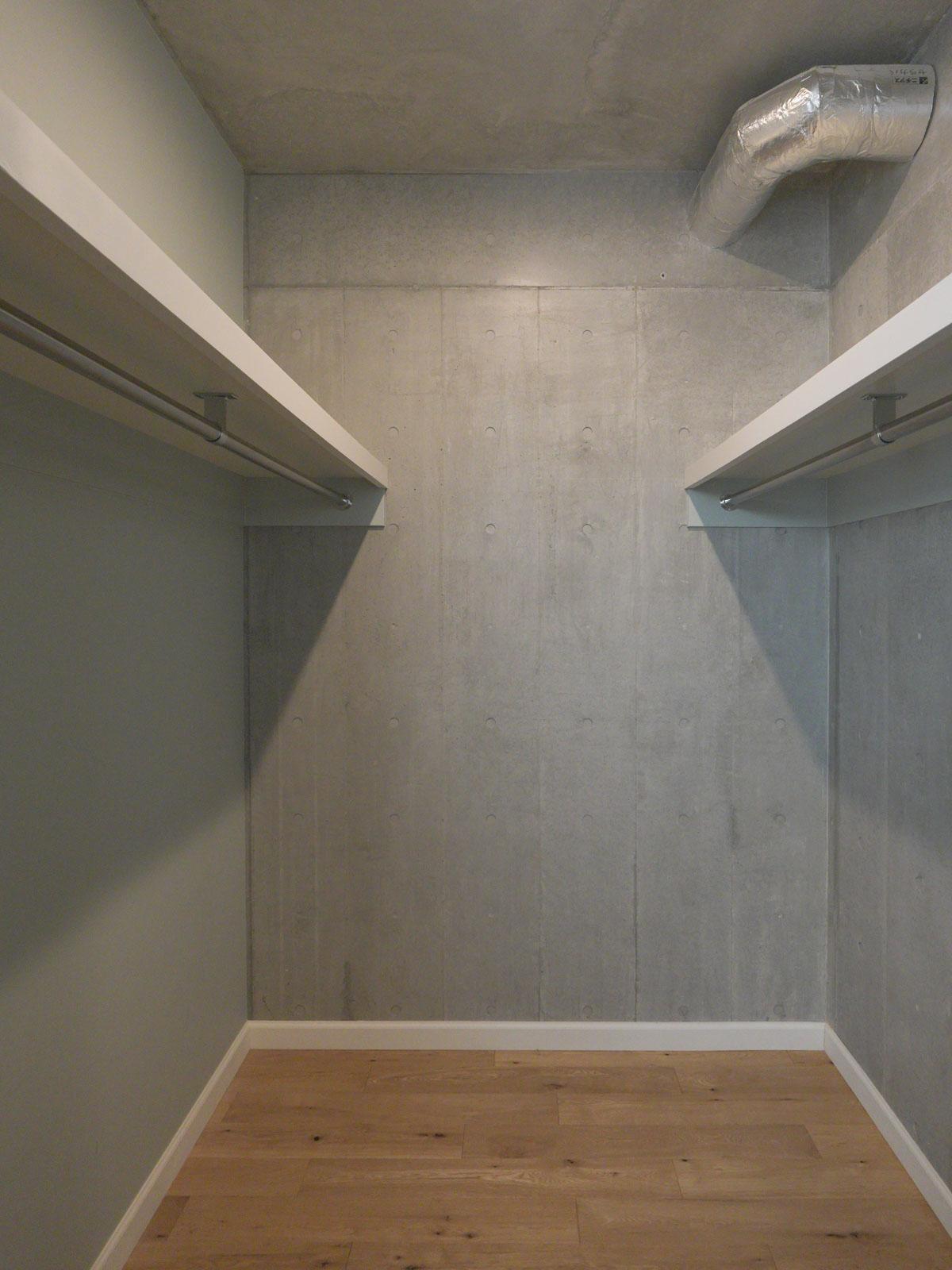 大田区北千束の賃貸物件/個室付きのウォークインクローゼット。容量たっぷりです