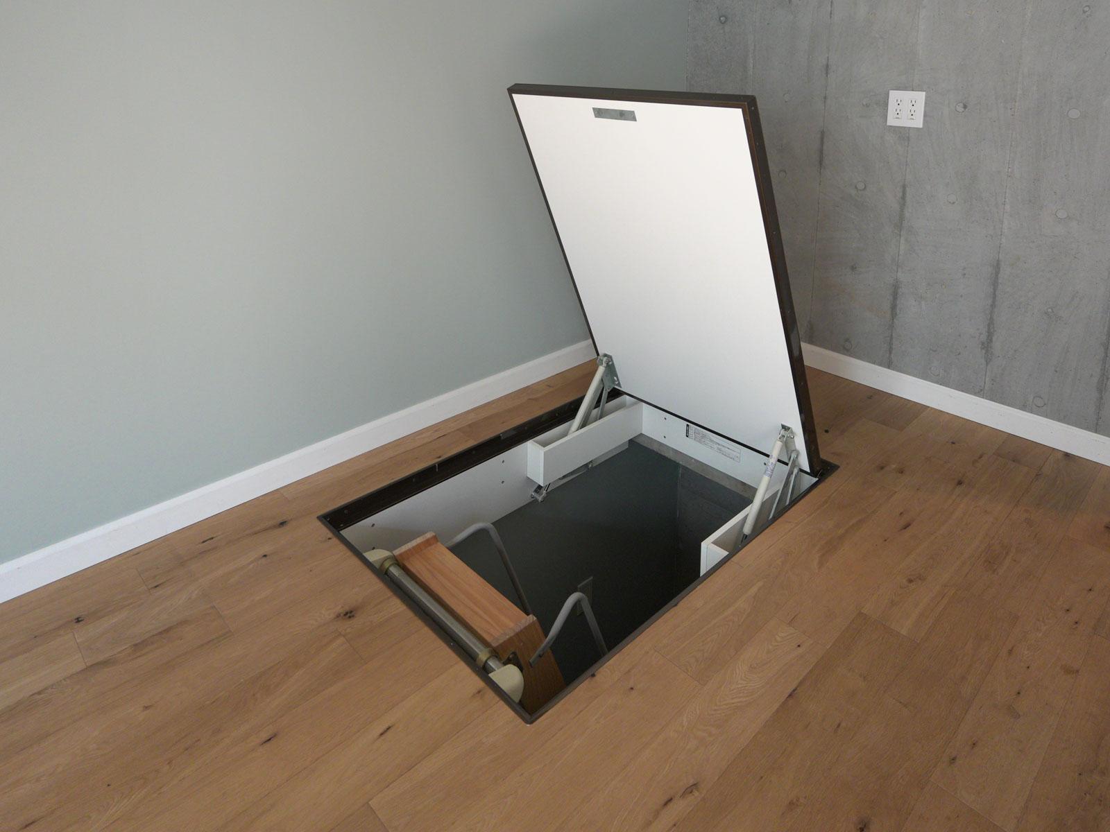 大田区北千束の賃貸物件/リビングの床から地下室へアクセスできます