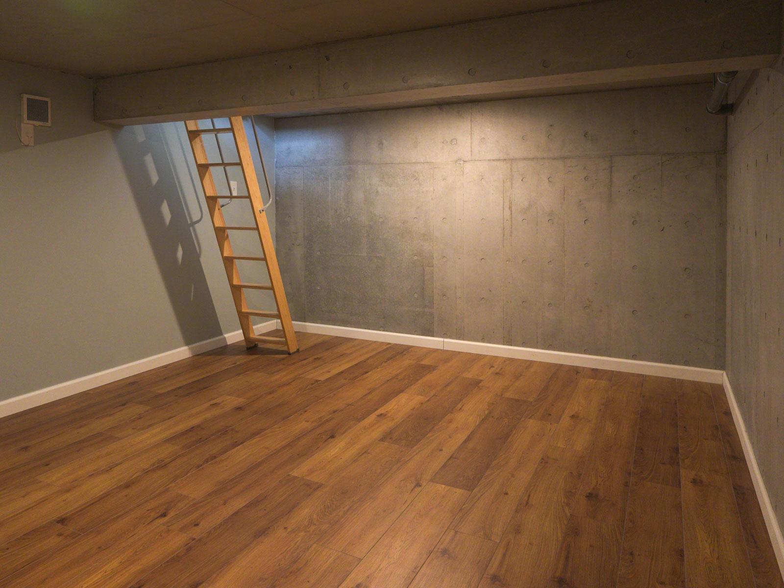 大田区北千束の賃貸物件/約20㎡の地下室。天高1.9mほどで（梁の部分はもう少し低いですが）屈まなくても過ごせる＋&alpha;なスペースです