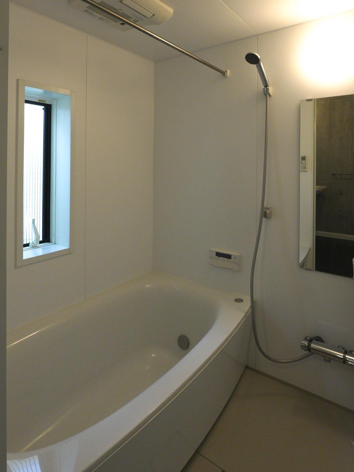 大田区北千束の賃貸物件/窓のある浴室。追いだき・浴室乾燥機も付いて〼