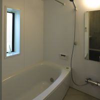 大田区北千束の賃貸物件/窓のある浴室。追いだき・浴室乾燥機も付いて〼