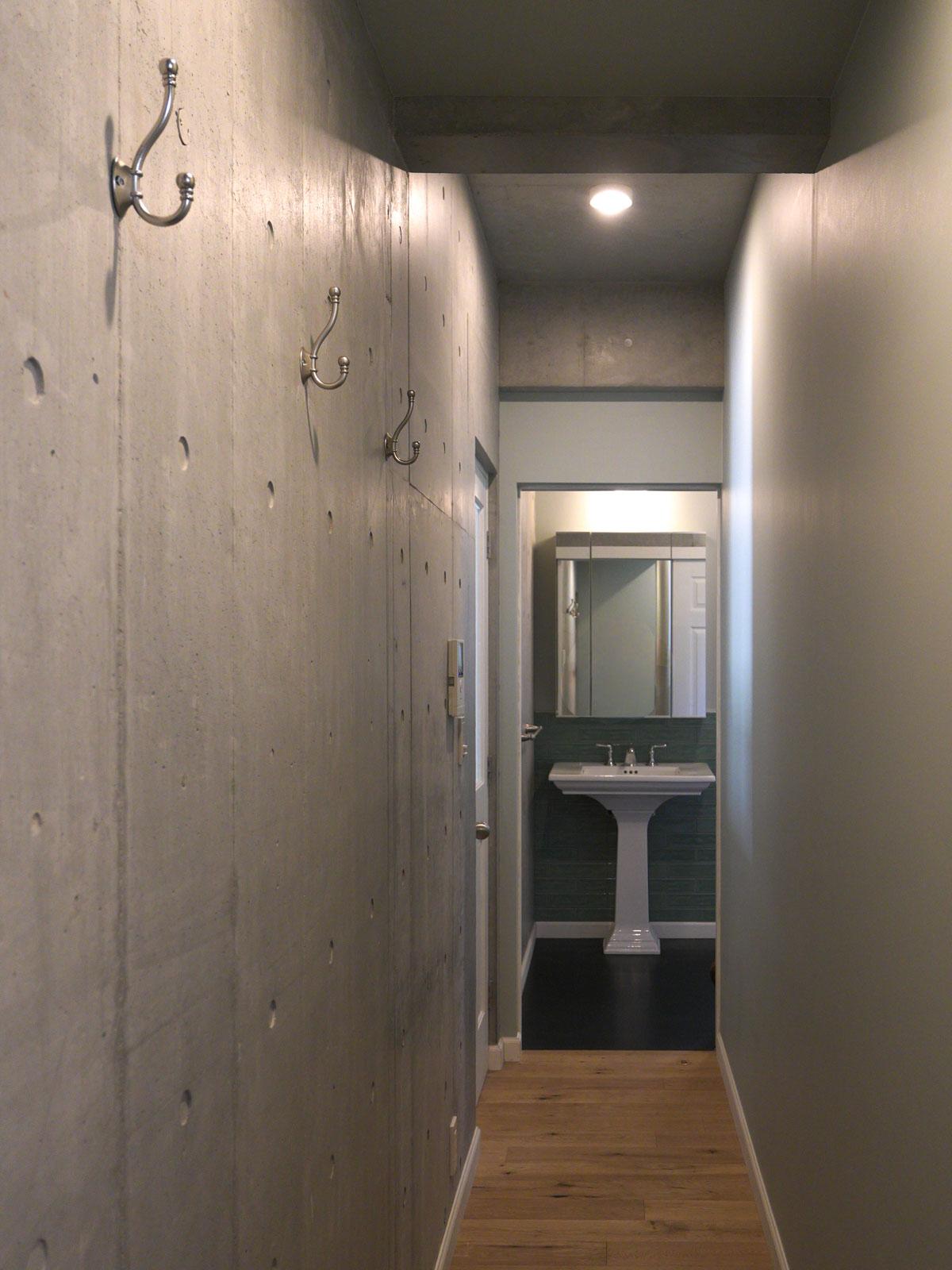 大田区北千束の賃貸物件/廊下にフックが設置されていて便利