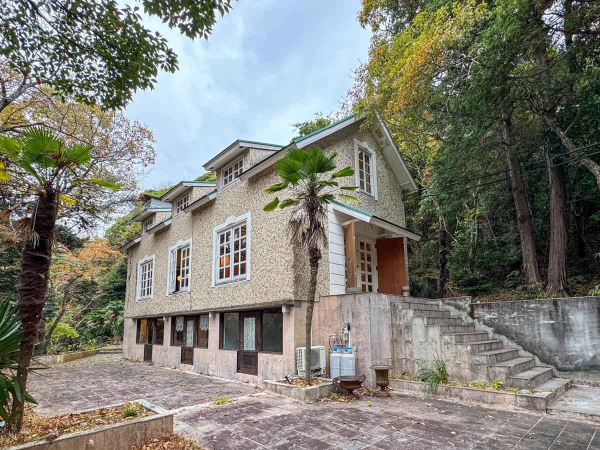 静岡県下田市白浜の売買物件/森の中にひっそりと佇む大きな洋館