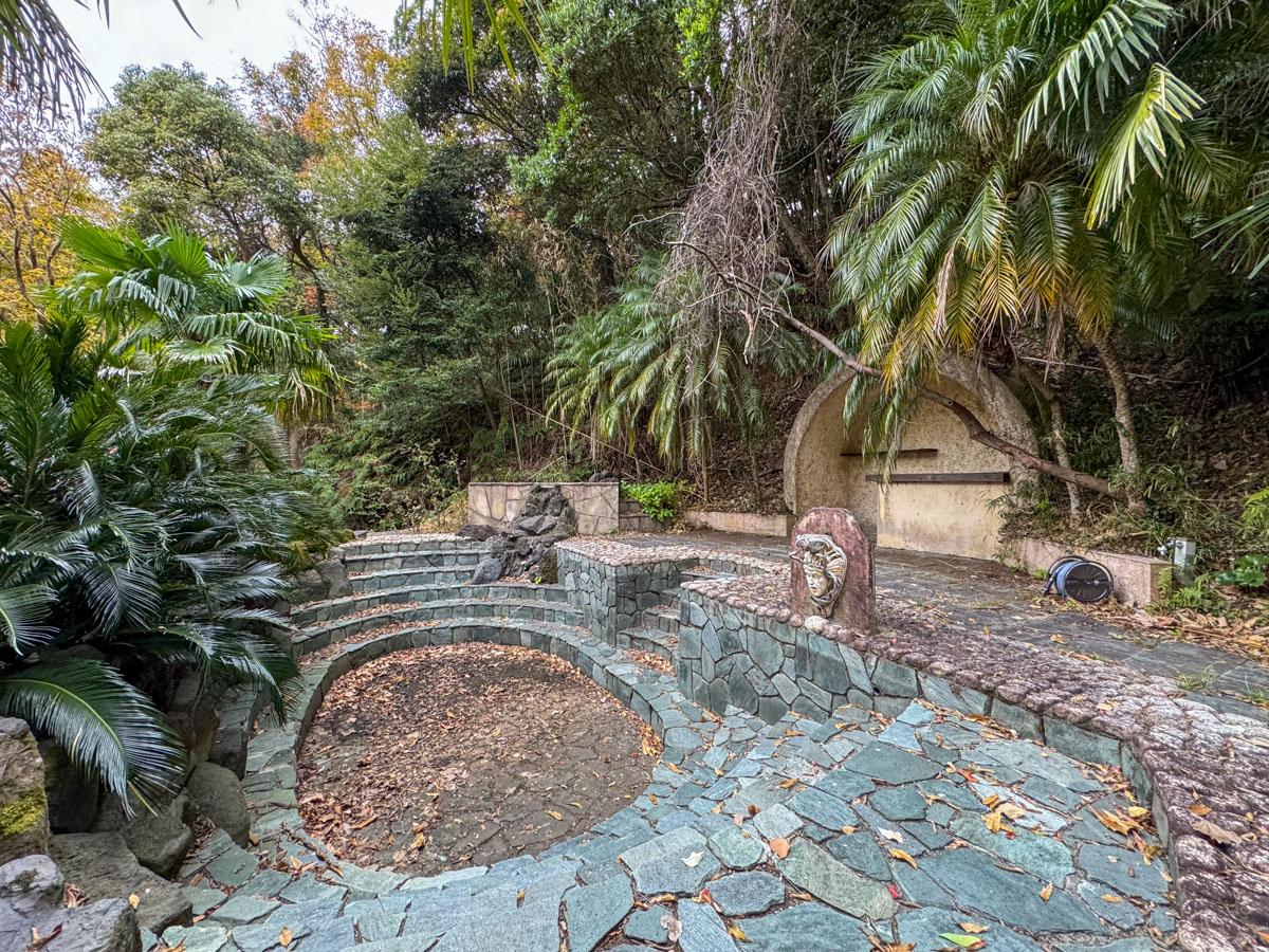 静岡県下田市白浜の売買物件/石で作られたプール。落ち葉を掃除すれば今も使用できるそう