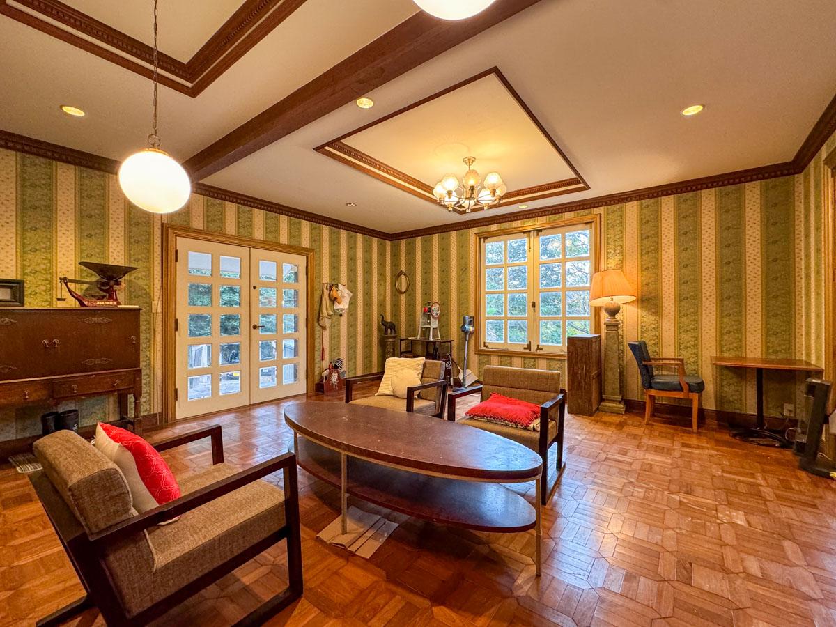 静岡県下田市白浜の売買物件/玄関を入ってすぐに広いリビング