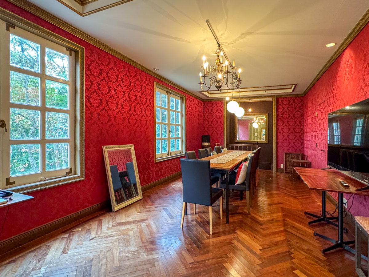 静岡県下田市白浜の売買物件/かなり広めのダイニング。窓の外には森の緑