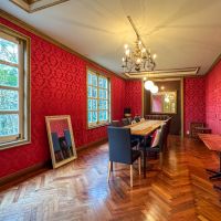 静岡県下田市白浜の売買物件/かなり広めのダイニング。窓の外には森の緑