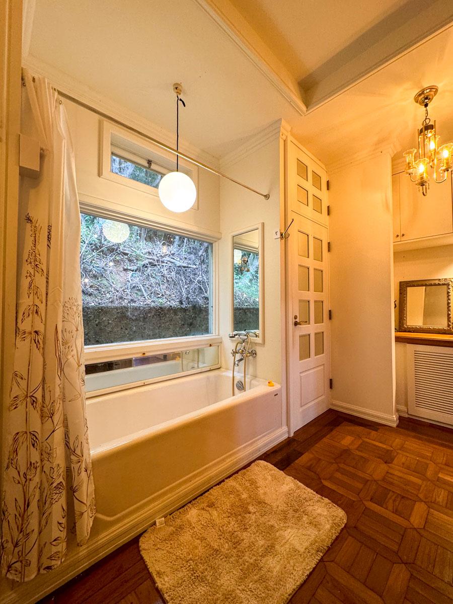 静岡県下田市白浜の売買物件/洗面と浴室は同室。緑が眺められる開放的な風呂です