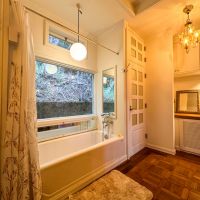 静岡県下田市白浜の売買物件/洗面と浴室は同室。緑が眺められる開放的な風呂です