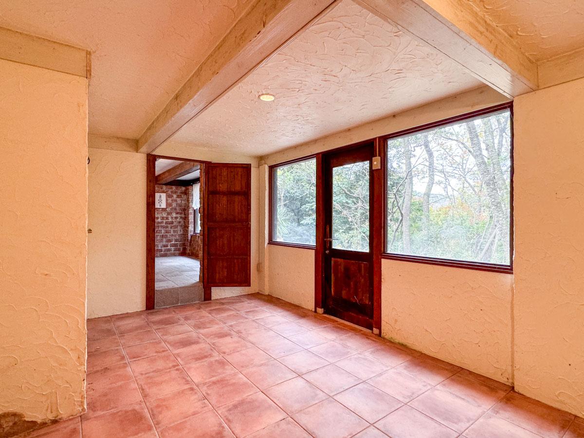 静岡県下田市白浜の売買物件/1階の洋室4。外からもダイレクトに入れて、ダイニングスペースへとつながっている