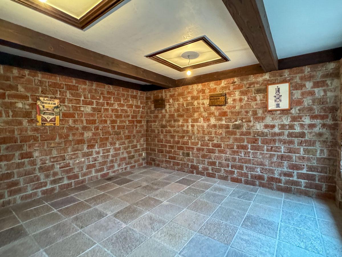 静岡県下田市白浜の売買物件/1階の洋室5。壁はレンガタイル張り、床は石のタイル張りで素材感を感じる個室