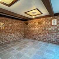 静岡県下田市白浜の売買物件/1階の洋室5。壁はレンガタイル張り、床は石のタイル張りで素材感を感じる個室