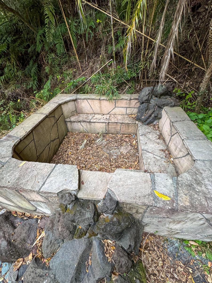 静岡県下田市白浜の売買物件/プールの上には露天風呂※給湯機能は故障しています