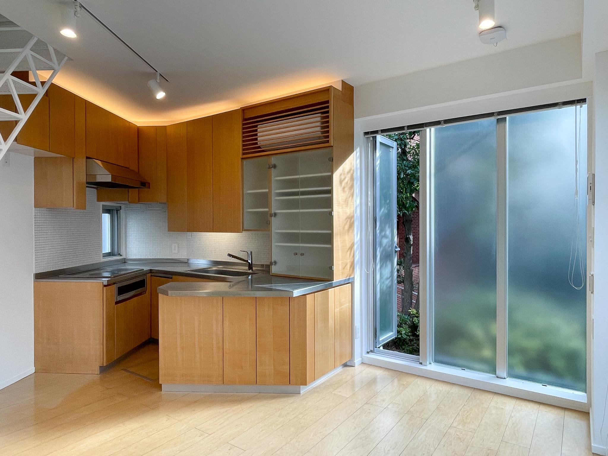 渋谷区千駄ヶ谷の賃貸物件/2F：キッチンを主役に据えた、コンパクトで心地よいリビング