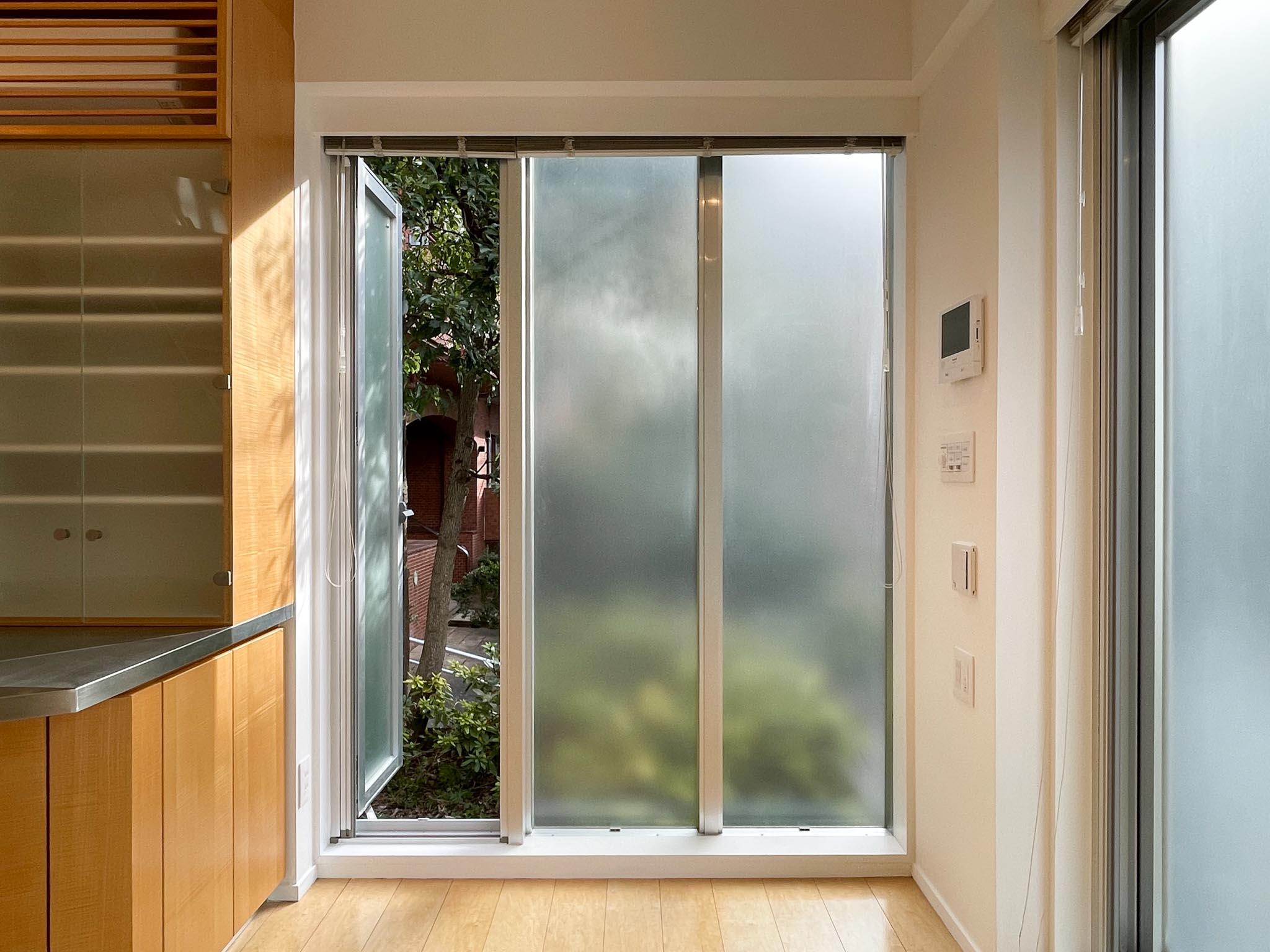 渋谷区千駄ヶ谷の賃貸物件/2F：曇りガラス越しに、やわらかく緑の気配を感じられます