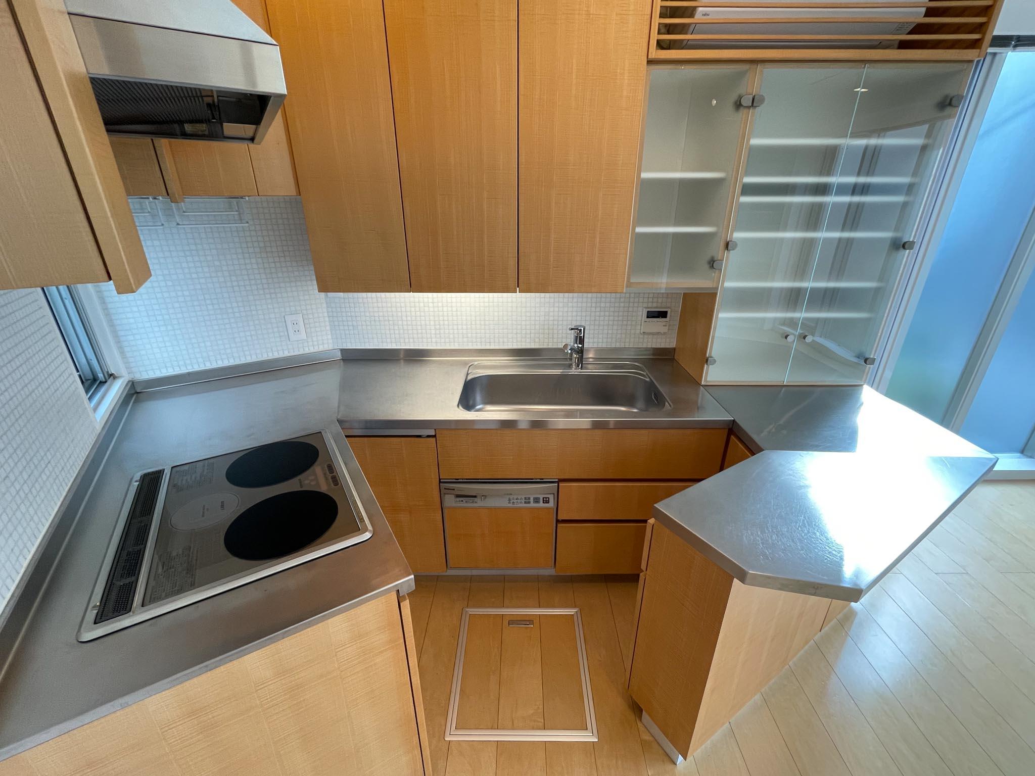 渋谷区千駄ヶ谷の賃貸物件/2F：建物に合わせて造作されたオーダーメイドのキッチン。くるくると小回りしながら作業できる、コンパクトで機能的な配置です