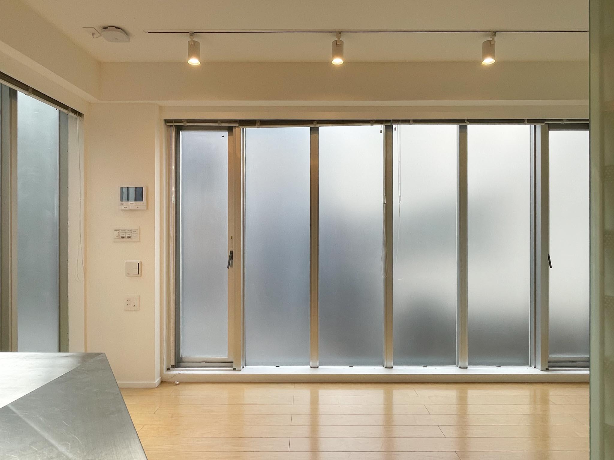 渋谷区千駄ヶ谷の賃貸物件/2F：曇りガラスがやわらかな光を取り込みつつ、視線をしっかり遮ります