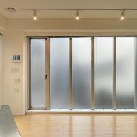渋谷区千駄ヶ谷の賃貸物件/2F：曇りガラスがやわらかな光を取り込みつつ、視線をしっかり遮ります