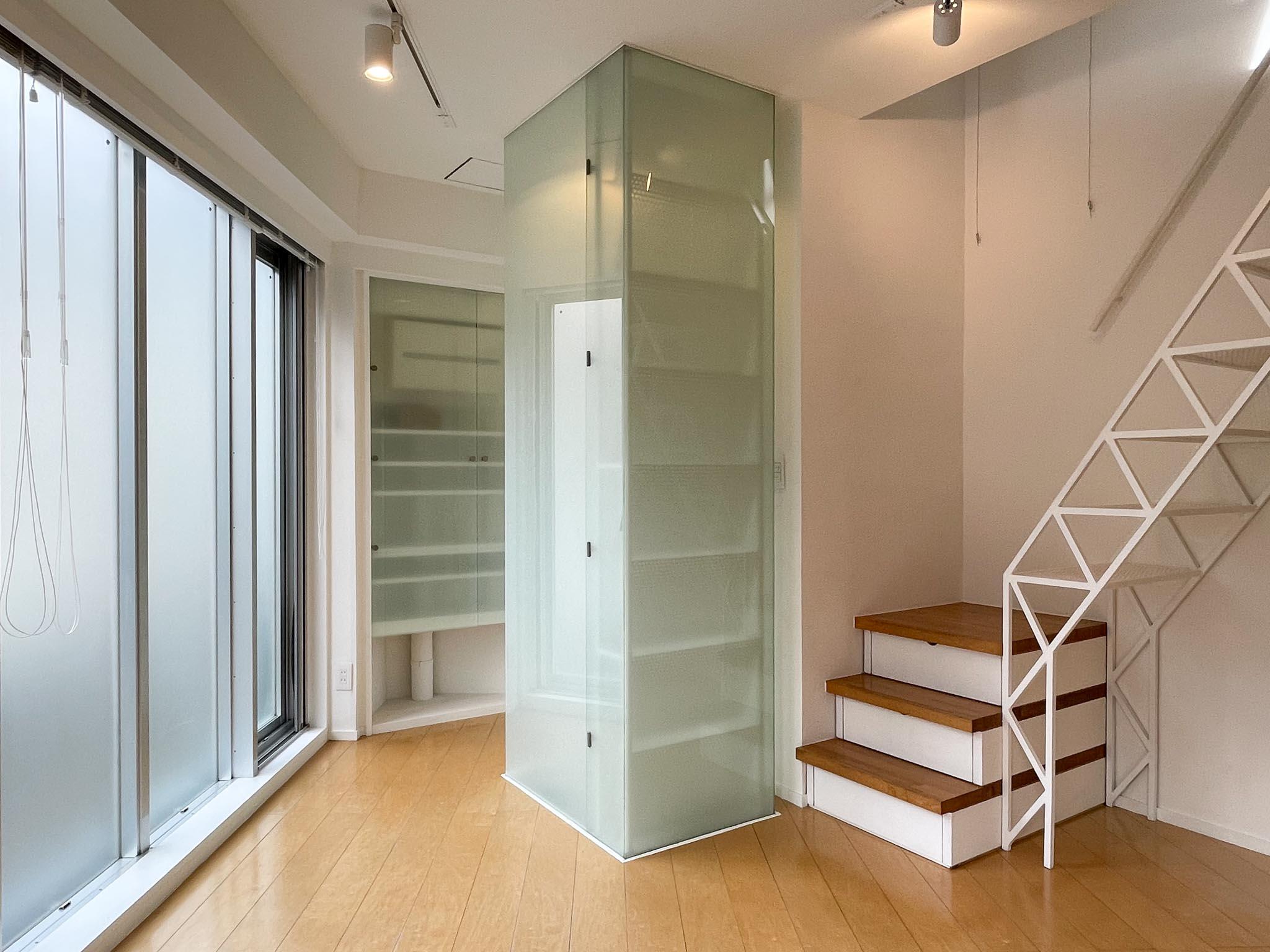 渋谷区千駄ヶ谷の賃貸物件/2F：玄関に向かって。ガラス製の靴箱がアクセントにもなっています