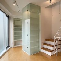 渋谷区千駄ヶ谷の賃貸物件/2F：玄関に向かって。ガラス製の靴箱がアクセントにもなっています