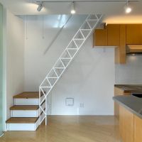 渋谷区千駄ヶ谷の賃貸物件/2F：階段下には冷蔵庫や調理家電をまとめて配置できます