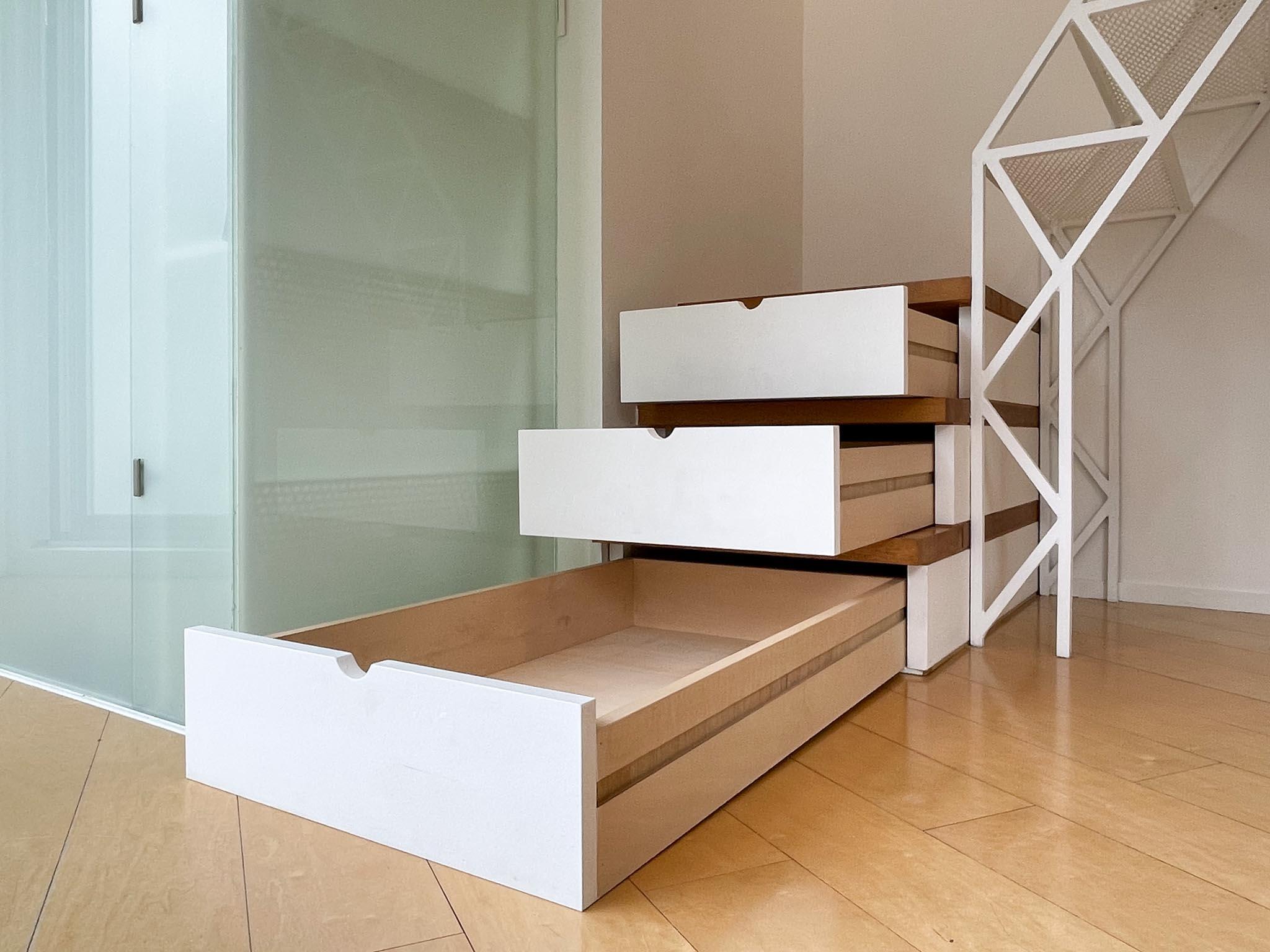 渋谷区千駄ヶ谷の賃貸物件/2F：階段下には、引き出し式の収納を備えています