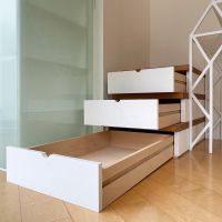 渋谷区千駄ヶ谷の賃貸物件/2F：階段下には、引き出し式の収納を備えています