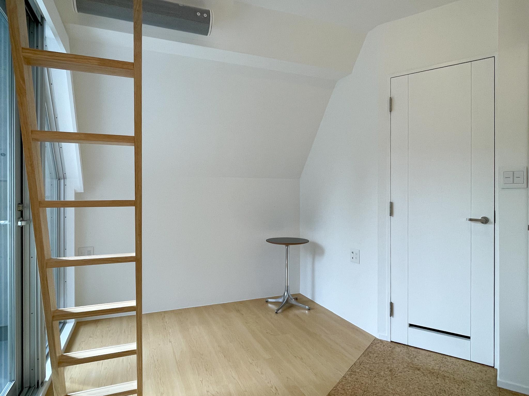 渋谷区千駄ヶ谷の賃貸物件/3F：勾配天井に沿わせてデスクを置くイメージが自然と湧きます