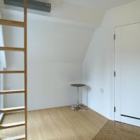 渋谷区千駄ヶ谷の賃貸物件/3F：勾配天井に沿わせてデスクを置くイメージが自然と湧きます