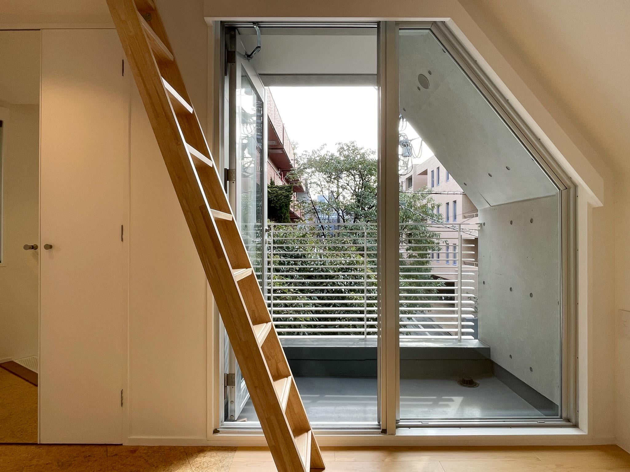 渋谷区千駄ヶ谷の賃貸物件/3F：ベランダのある窓は南側に。日当たりも良好です