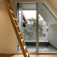 渋谷区千駄ヶ谷の賃貸物件/3F：ベランダのある窓は南側に。日当たりも良好です