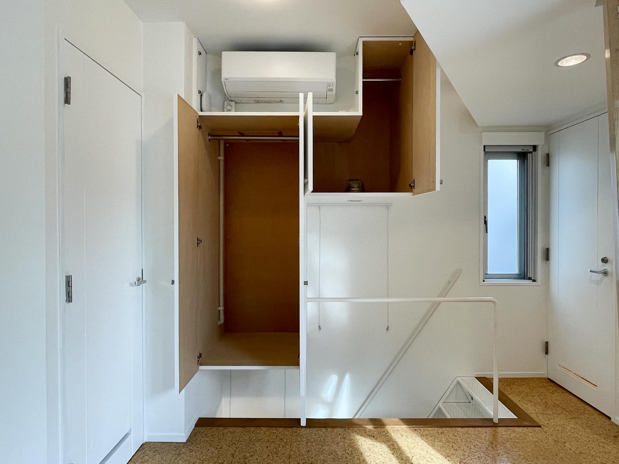 渋谷区千駄ヶ谷の賃貸物件/3F：階段を上がったところ。エアコンの下も収納です