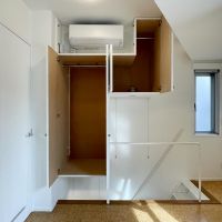 渋谷区千駄ヶ谷の賃貸物件/3F：階段を上がったところ。エアコンの下も収納です