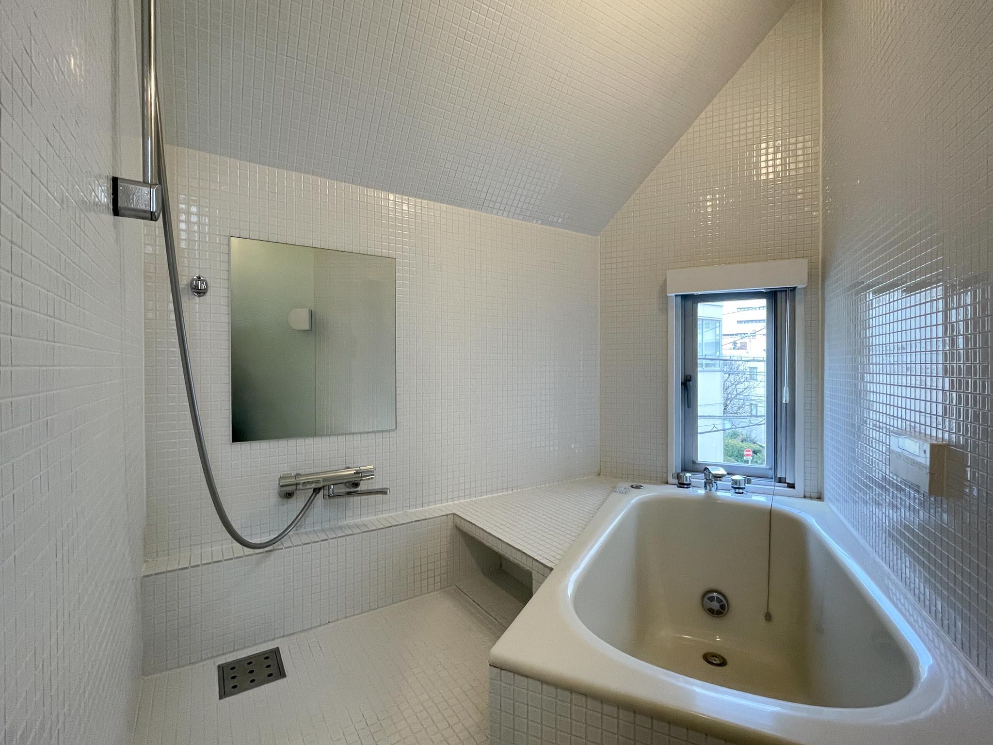 渋谷区千駄ヶ谷の賃貸物件/3F：浴室がゆったりと設けられている点から、建築家の暮らしへのこだわりが感じられます