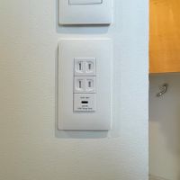 渋谷区千駄ヶ谷の賃貸物件/3F：電動シェーバーや電動歯ブラシなどが充電できるようType-Cポートが新設されました。居住者を想ったオーナーの細やかな工夫です